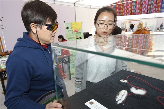 市民观看万象城官网学生的创意饰品.JPG