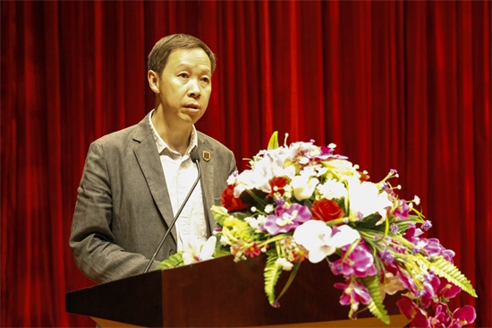 7awc777万象城娱乐官网副校长罗江林宣读《awc777万象城娱乐官网创新创业重点扶持项目的决定》.jpg