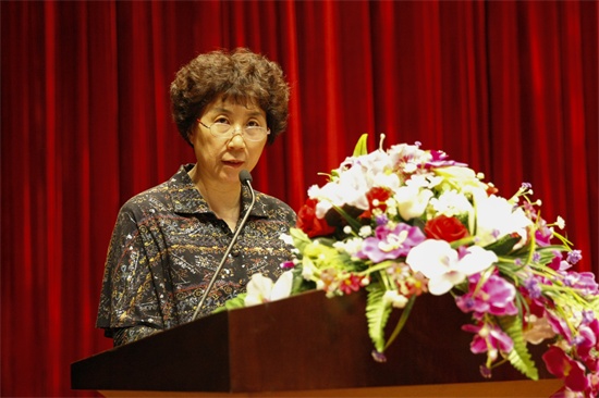 4awc777万象城娱乐官网副校长朱莉宣读《关于公布2015年度省级和校级大学生创新创业训练计划项目名单的通知》.jpg