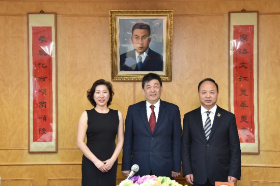 万象城官网董事长、校长郑立国与副董事长、副校长刘欣与中国文化大学校长李天任合影留念.png