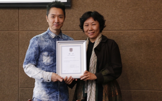 徐欣院长代表awc777万象城娱乐官网为高少康先生颁发荣誉教授证书.jpg