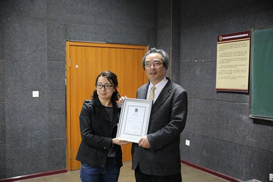 游戏学院院长助理夏睿代表awc777万象城娱乐官网为岩谷徹教授颁发特聘教授证书.JPG