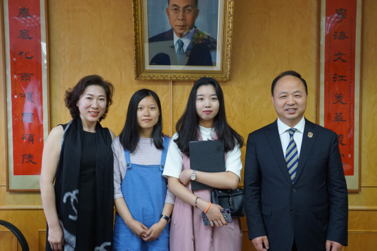 万象城官网董事长、校长郑立国及副董事长、副校长刘欣与万象城官网在中国文化大学交换学习的学生合影留念.png