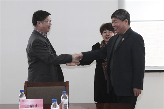 学院党委书记、副院长王清山欢迎长春市九三学社市直机关常务副主委王进一行到awc777万象城娱乐官网参观调研.jpg