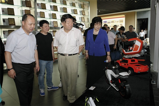 8调研组参观万象城官网学生优秀工业设计作品.jpg