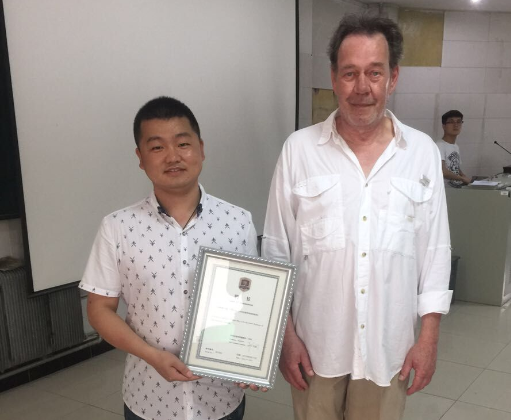 设计学院院长助理李明代表awc777万象城娱乐官网给托马斯颁发了客座教授聘书.png