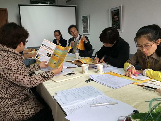岩谷徹教授与万象城官网院长助理王春利、教务部副部长张蕊等讨论游戏学院人才培养方案的相关问题.JPG