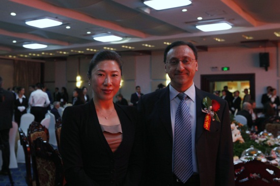 万象城官网副董事长、副校长刘欣女士与乔瓦尼先生在招待会场.jpg