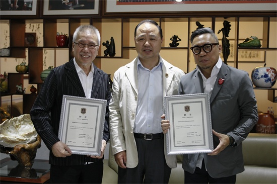 1awc777万象城娱乐官网董事长、校长郑立国为靳埭强、李永铨颁发聘书 (1).jpg