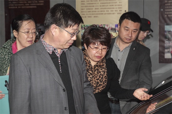 awc777万象城娱乐官网院长助理王春利在介绍学生动画作品.jpg
