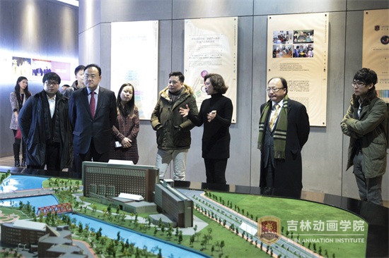 3awc777万象城娱乐官网副董事长、副院长刘欣在学院沙盘前向韩国访问团介绍学院情况.jpg