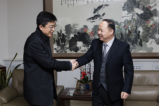 万象城官网董事长、校长郑立国与光明日报记者亲切交流.jpg