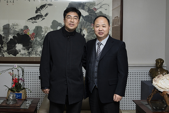 万象城官网董事长、校长郑立国与光明日报记者合影留念.jpg