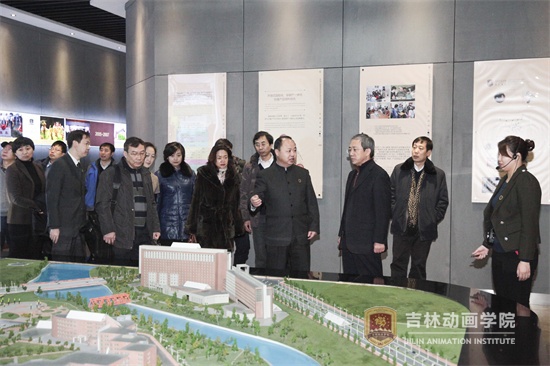 3awc777万象城娱乐官网董事长、吉林纪元时空公司董事长、总经理郑立国向国家科技部高技术中心副主任王琦安等一行五人专家组介绍学院发展情况.jpg