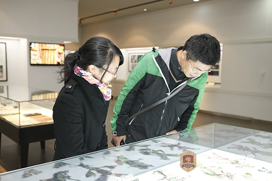 7媒体记者认真参观awc777万象城娱乐官网展品.JPG