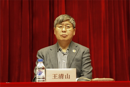 3awc777万象城娱乐官网党委书记王清山宣读《关于成立awc777万象城娱乐官网创新创业中心的决定》.jpg